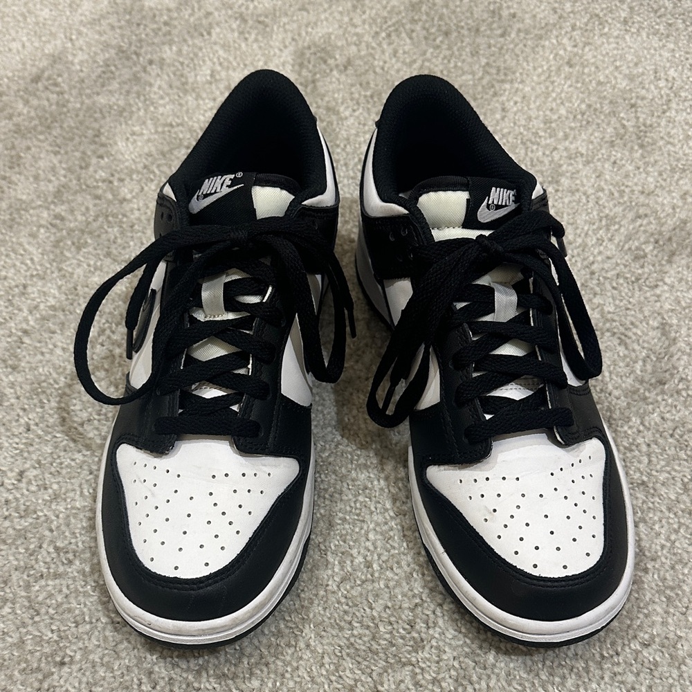 Nike Black and White Panda Dunks
US 7 or Ladies 9
UK 6
EUR 40